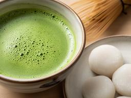 Matcha cremoso preparado numa taça com mochi caseiro de arroz