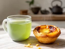 Chá Sencha verde servido com pastel de nata acabado de sair do forno