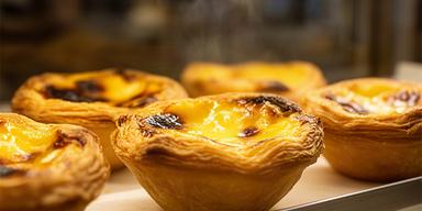 Pastel de nata acabado de sair do forno numa vitrina de pastelaria artesanal